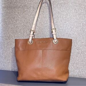 MICHAEL KORS Tan Tote snap closure 4 outside pockets. Adjustable Straps